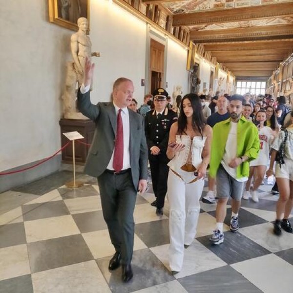 LA REGINA DEL POP DUA LIPA A FIRENZE PER SCOPRIRE I TESORI DEGLI UFFIZI