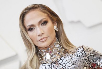 Jennifer Lopez cumple 50 y festeja con gira