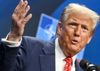 Donald Trump mentre risponde alle domande dei giornalisti