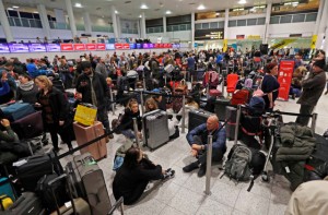 Unos 10.000 pasajeros afectados por la suspensión de vuelos en Gatwick, Reino Unido