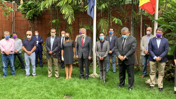 El embajador de España junto con el cónsul general, otros embajadores europeos y personal de la Embajada y del Consulado.