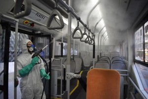 Alcaldes de Chile piden cuarentena Sostienen que es única forma de frenar virus. Gobierno rechaza