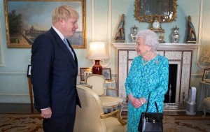 Isabel II envía mensaje de felicitación a Johnson por su nueva paternidad