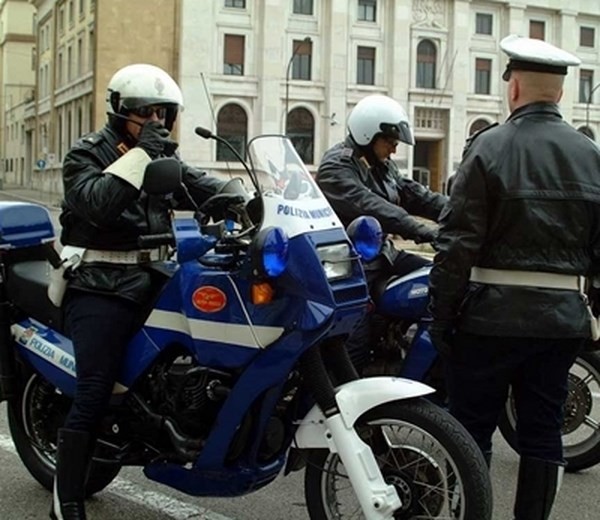 Agente polizia locale muore a Taranto per un incidente stradale