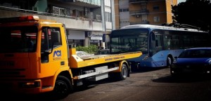 Lecce -  Maledizione filobus: mezzo in panne davanti al comitato elettorale di Carlo Salvemini, tutti giù a spingere