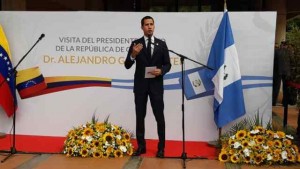 Guaidó: Mientras Miraflores invita a narcoterroritas, bloquea la entrada a un demócrata