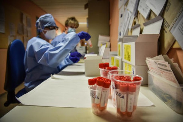 Coronavirus: 4 mln di test sierologici in Italia entro fine maggio. Obbligo mascherine su mezzi, anche di stoffa