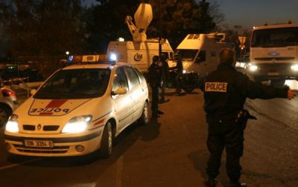 Parigi, uomo assale passanti con coltello. Un morto e otto feriti, ucciso aggressore dalla polizia