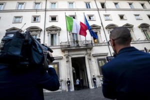 Manovra: da risparmi a spending review e spunta tassa su cartine e filtri
