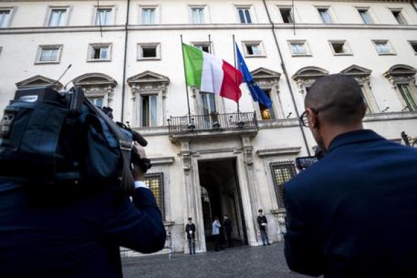 Manovra: da risparmi a spending review e spunta tassa su cartine e filtri