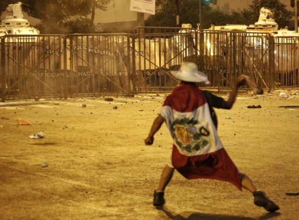 Perù: manifestante morto in scontri con polizia a Lima