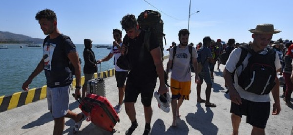  Indonesia, turisti in attesa di un&#039;imbarcazione in un porto dopo il terremoto  
