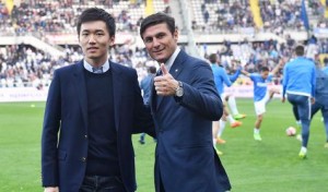Steven Zhang junto a Javier Zanett