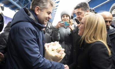 Giorgia Meloni alla stazione centrale accolta dal vice ministro ucraino degli Affari esteri, Yevhen Perebyinis. 