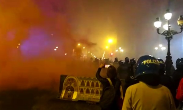 Scontri fra polizia e manifestanti a Palermo durante la protesta contro il Dpcm