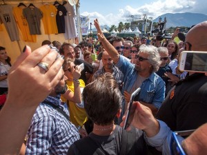 Il motto di Casaleggio &#039;Keep calm and M5S al governo sulle magliette