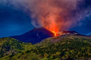 Etna in eruzione, nuove fratture e colata lavica