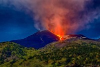 Etna in eruzione, nuove fratture e colata lavica
