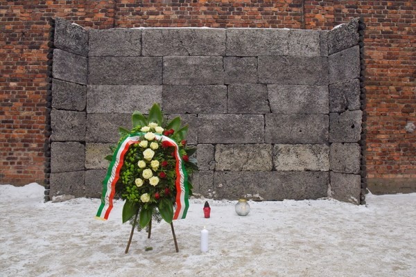 Gli studenti toscani ad Auschwitz fino al Muro della Morte, per deporre una corona, resoconto di un viaggio