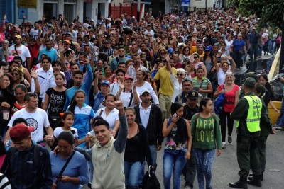 Avalancha de venezolanos en una nueva jornada de frontera abierta con Colombia