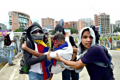 Dos muertos y decenas de heridos dejan manifestaciones en Caracas. Crece presión internacional