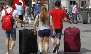 Turistas con maletas en el centro de Madrid