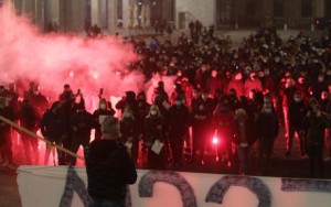 Dpcm: tensione a manifestazione a Brescia Ultras ferito
