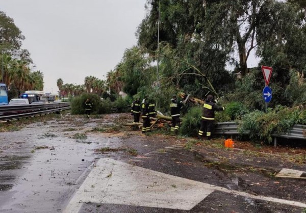 Allarme maltempo Sicilia e Calabria, oggi allerta rossa meteo