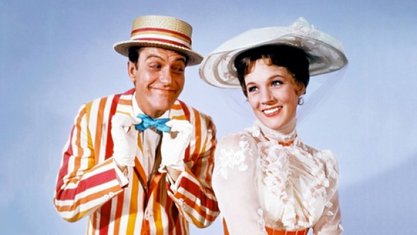 Dick Van Dyke y Julie Andres en una mítica escana de &quot;Mary Poppins&quot; de 1964. Un remake se estrenará en 2018.