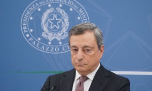 Draghi: &quot;La guerra peggiora le prospettive di crescita. Preferiamo la pace o il condizionatore acceso?&quot;