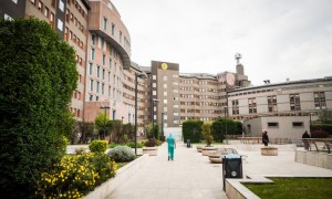 Esterno dell&#039;ospedale San Raffaele, dove è ricoverato Berlusconi
