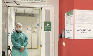 A Modena alcuni sanitari hanno chiamato i parenti per vaccinarsi con le dosi &quot;avanzate&quot;