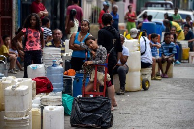 Venezolanos desesperados por falta de agua acuden a pozos naturales, alcantarillas o pagan en dólares por una cisterna