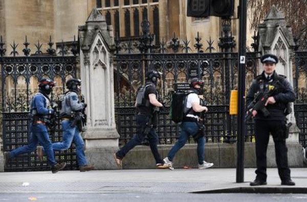 Londra, attacco al Parlamento: due morti una donna e l&#039;attentatore e almeno12 feriti Scotland Yard è terrorismo