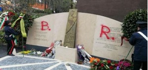 Imbrattata lapide in Via Fani, Paoloni (Sap): «C’era da aspettarselo. La svastica al contrario era un campanello d’allarme»