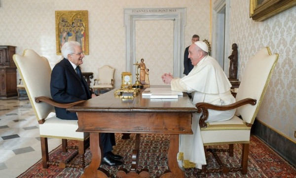 È durata 45 minuti la visita di congedo tra Mattarella e il Papa