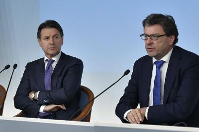 Il premier Giuseppe Conte e Giancarlo Giorgetti sottosegretario alla presidenza del Consiglio