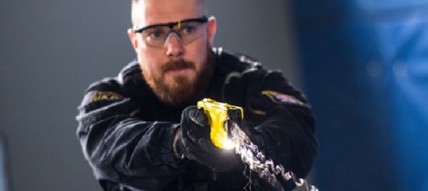 Davvero la pistola elettrica Taser non è mai letale? Cosa sappiamo
