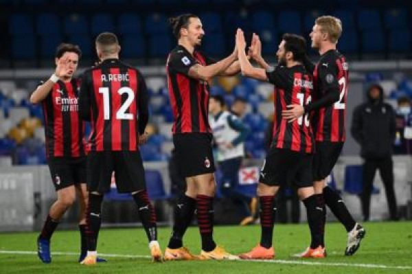 Milan vola con Ibra, vince a Napoli e resta in vetta