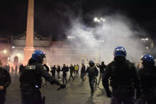 Roma, disordini e scontri a corteo anti-coprifuoco