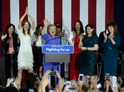 Hillary Clinton recaudó fondos para su campaña con una fiesta para famosos de Hollywood