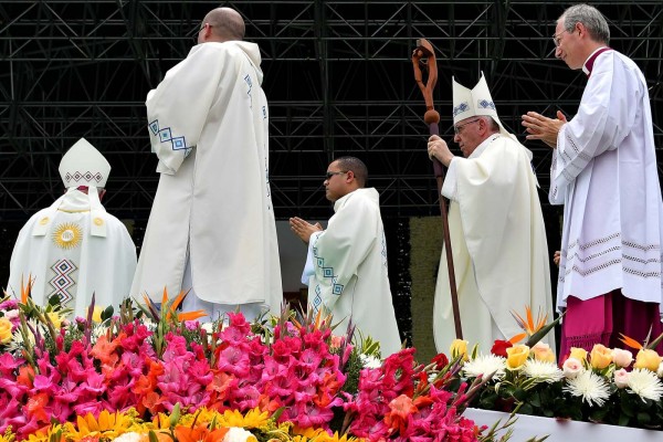 Ante más de un millón de fieles en Medellín, el Papa critica las comodidades de la Iglesia