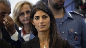 Pm: &quot;Condannate Virginia Raggi a 10 mesi&quot; M5S: &quot;Se condannata è fuori&quot; Oggi la sentenza