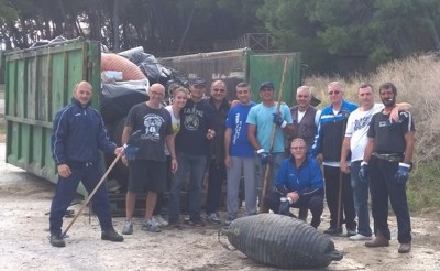 Taranto - I volontari hanno pulito le sponde della Pineta Cimino -  foto