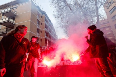 Un momento de la manifestación donde se quemó una efigie de Meloni.