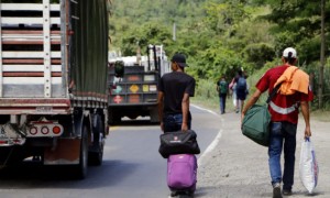 Venezolanos se aventuran a pie por carreteras colombianas en busca de trabajo