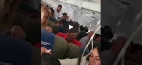 Il volo charter Estelar Latinoamérica ritorna a Caracas, in Venezuela, dopo un guasto al motore. Il video