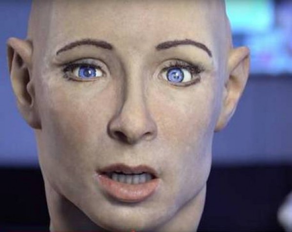 L&#039;androide Face, in un fotogramma del trailer del film Morgan, della 20th Century FOX (fonte: 20th Century FOX)