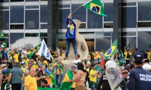  I supporter di Bolsonaro mentre assalgono il Parlamento in Brasile  
