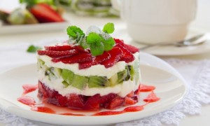 Milhojas de fresas, kiwi y queso crema